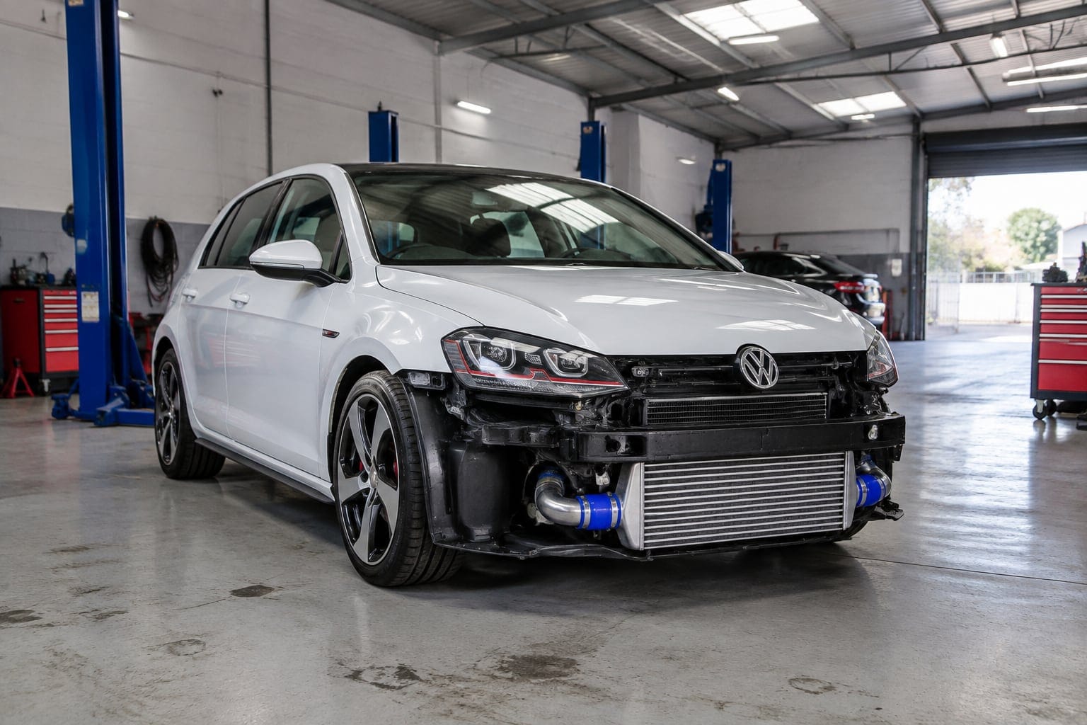 Golf GTI sem o para-choque dianteiro mostrando o intercooler maior