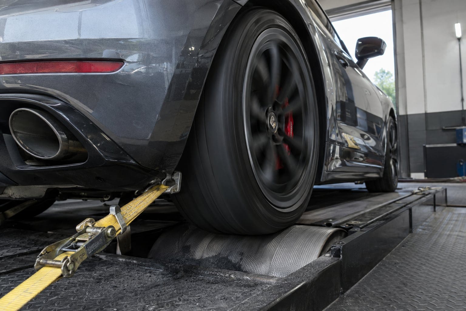 Carro no dinamômetro para medir a potência antes e depois do Stage 1