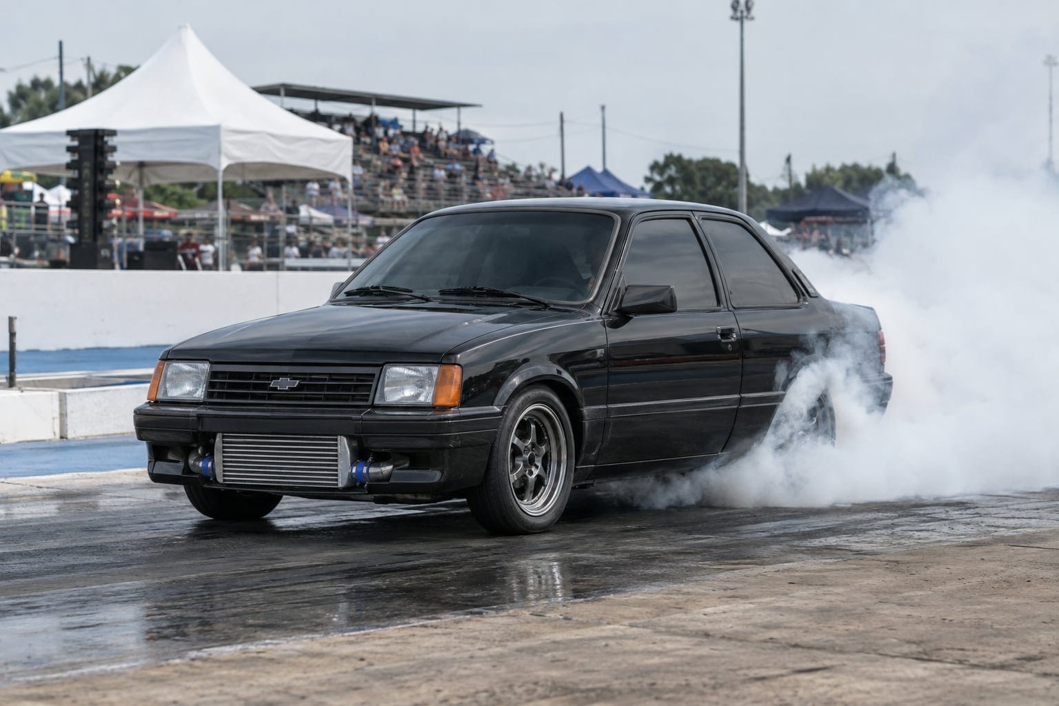 Chevy 500 turbo fazendo burnout na pista de arrancada
